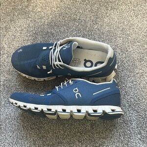 On Running Women’s Cloud 6 size 8.5